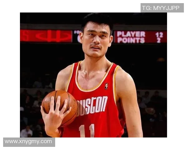 姚明在篮球场上挑战自我勇敢尝试扣篮展现超凡身手与不屈精神