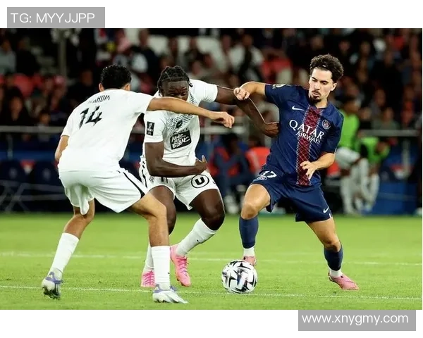 欧联杯精彩对决皇马以3-0战胜拜仁神扑瞬间引发全场沸腾与转会传闻